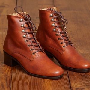 Perfect new Christy Dawn “Dawn” Boots in Walnut Leather size 8. Retail $358.